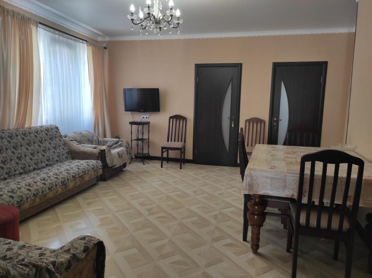Гостевой Дом Лума Hotel Sukhumi Exterior foto