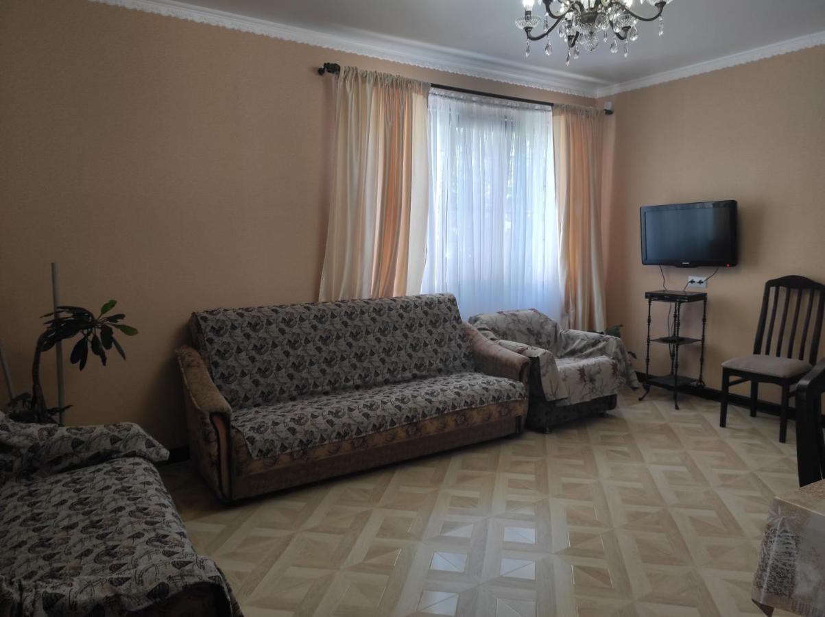 Гостевой Дом Лума Hotel Sukhumi Exterior foto