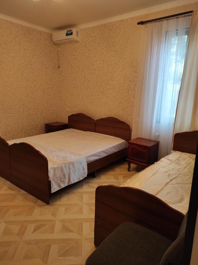 Гостевой Дом Лума Hotel Sukhumi Exterior foto